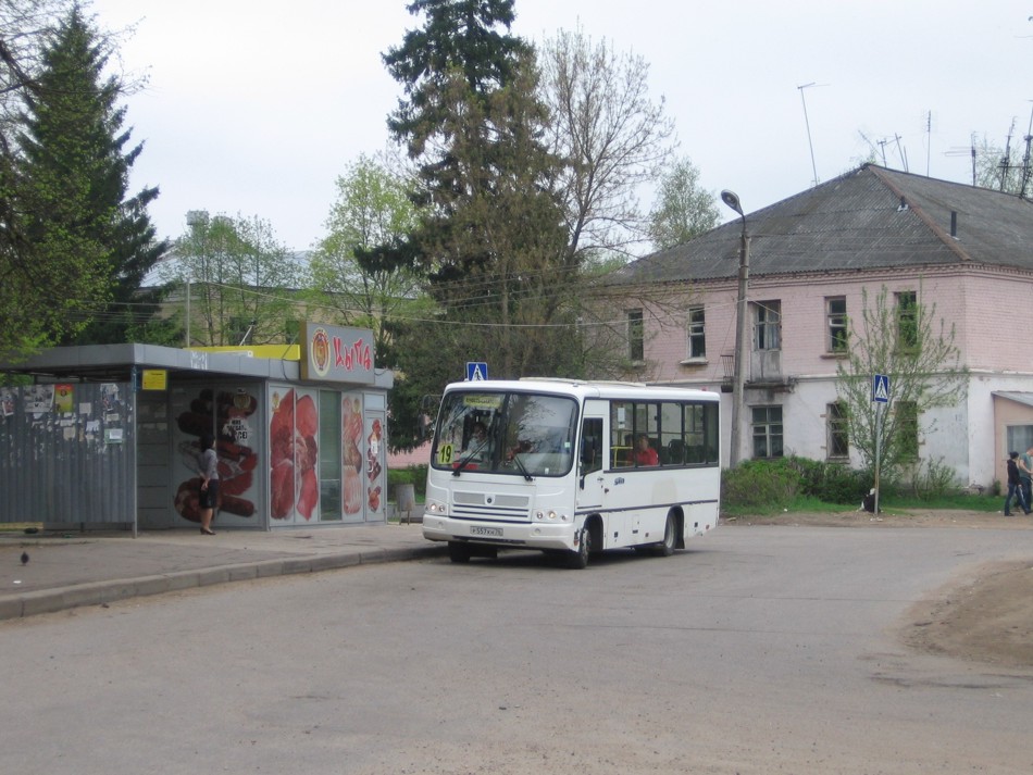 Автобус маршрута № 19 на конечном остановочном пункте "Сахарово"