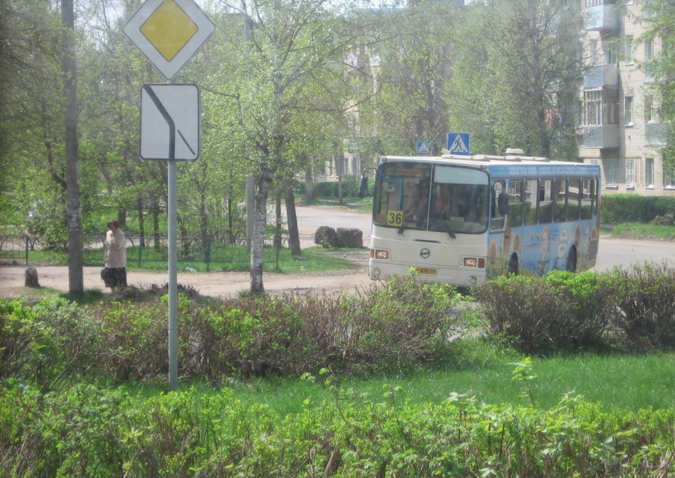 Автобус маршрута № 36 на конечном остановочном пункте "Сахарово"